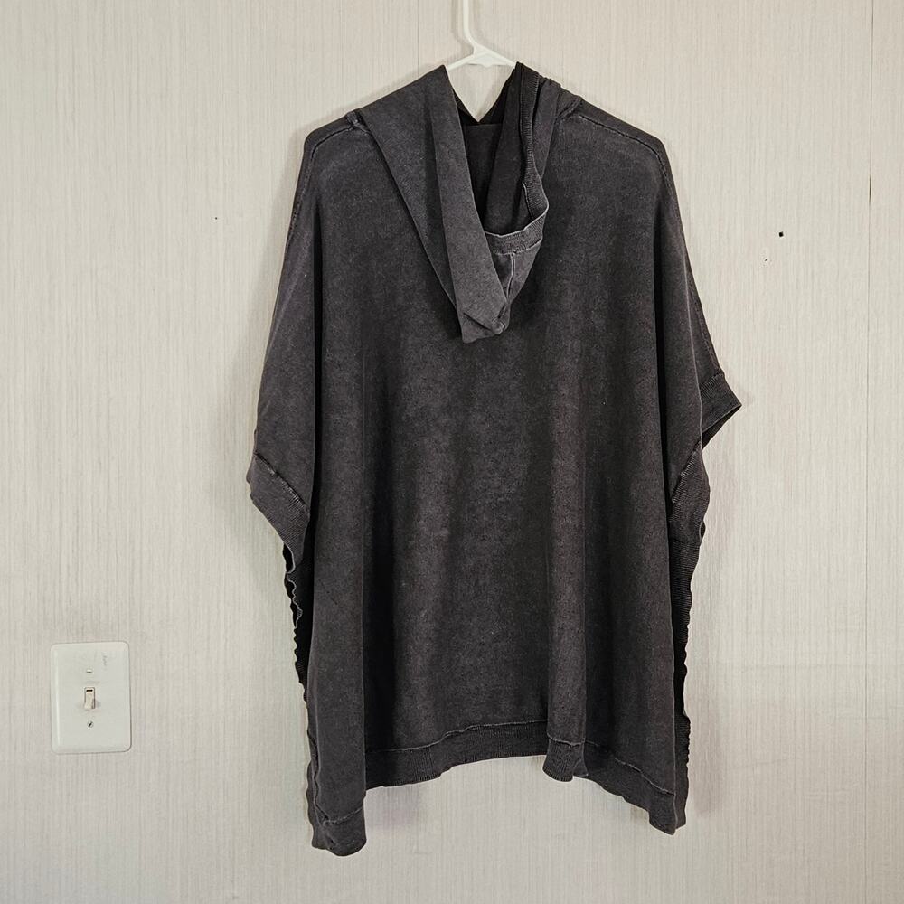Barefoot Dreams Sunbleached Knit Poncho In Faded Black One Size - Picture 4 of 13